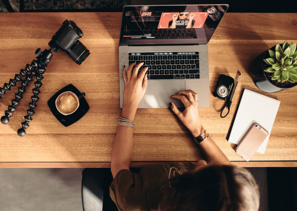 Frau am Laptop, die eine Webseite programmiert